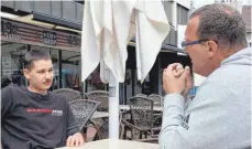  ?? FOTO: FUCHS ?? Treffen der Gegensätze: Hendrik André Müller (links) und Thomas Rieger im Café am Vaihinger Markt.