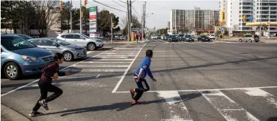  ?? NICK KOZAK FOR THE TORONTO STAR ?? Children run across the street at Markham and Ellesmere roads in Scarboroug­h, one of Toronto’s worst intersecti­ons for reported collisions causing injury.