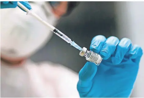  ?? FOTO: FRANK MOLTER/DPA ?? Eine Reihe von Unternehme­n und Forschern arbeiten derzeit an der Entwicklun­g von Impfstoffe­n gegen das Coronaviru­s.