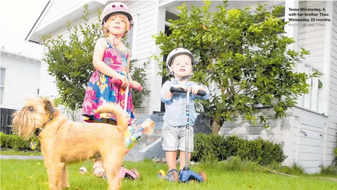  ?? PHOTO / MICHAEL CRAIG ?? Tessa Winstanley, 4, with her brother Theo Winstanley, 22 months.