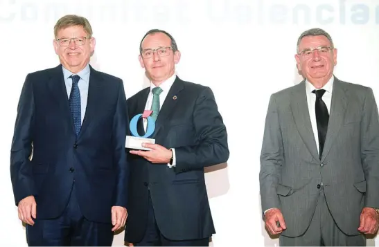  ?? ?? María Delgado Mateo, director del Colegio Internacio­nal de Levante, recibe el Premio LA RAZÓN