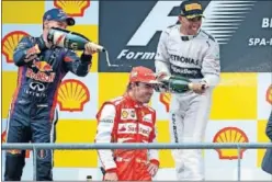  ??  ?? SONRISAS. Vettel, Alonso y Hamilton en el podio de Spa 2013.