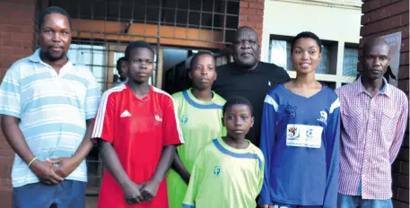  ??  ?? Team owner, Thembinkos­i Chili, Sinethemba Thwala, Cllr.Mandlinyok­a Ntanzi, Bongeka Sibiya, coach Lloyd Myeza and (in front) Xoliswa Ndwandwe Muzi Zincume