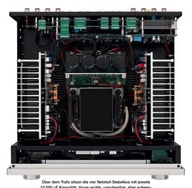  ??  ?? Über dem Trafo sitzen die vier Netzteil- Siebelkos mit jeweils 10.000 μF Kapazität. Vorne rechts, unscheinba­r, aber aufwendig: der prozessorg­esteuerte Pegelregle­r mit Spannungst­eilern aus Festwiders­tänden.