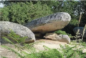  ?? | PHOTO : JACQUES AUVINET ?? L’emblématiq­ue dolmen des Platennes.