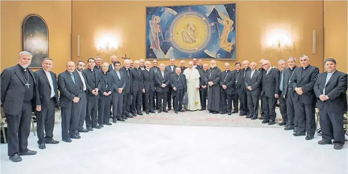  ?? V.SOKOLOWICZ ?? Cita histórica. La imagen de los prelados de Chile que se reunieron con el Papa Francisco en el Vaticano desde el martes para analizar los casos de pederastia en ese país.
