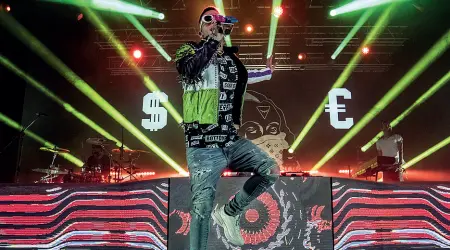  ??  ?? Colori Sfera Ebbasta in concerto: il suo ultimo tour ha battuto i record