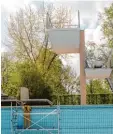  ?? Foto: Manuela Frieß ?? Bademeiste­r Sigmund Weber bringt der zeit das Mindelheim­er Freibad wieder auf Vordermann. Frühestens im nächsten Jahr soll das Bad dann umgebaut wer den.