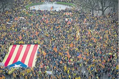  ?? (AP) ?? Esteladas en Bélgica. La Policía de Bruselas cifró en 45 mil los asistentes a la marcha de ayer por Cataluña.