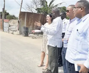  ?? NORMAN GRINDLEY/CHIEF PHOTOGRAPH­ER ?? Cecilia Jaber (left) Mexico ambassador to Jamaica; Desmond McKenzie (second left), minister of local government and community developmen­t; Dennis Chung (second right), chairman, National Solid Waste Management Authority; and Anthony Hylton, member of...