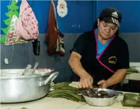  ??  ?? Doña Patricia Mora los prepara en la tamalera José Corrales en Aserrí.