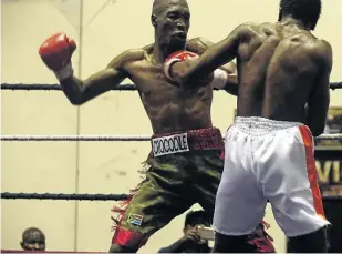  ?? / MUDIMELI MULUGANA ?? Tebogo Malose, left, and Zenzele Ntanzi exchange leather in their Gauteng welterweig­ht championsh­ip bout which Malose won by a fifth round TKO in Eldorado Park on Friday evening.