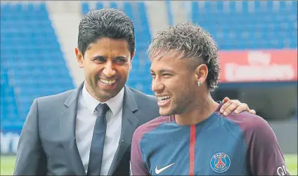  ?? FOTO: AP ?? Nasser Al-Khelaifi y Neymar lo tenían todo preparado más de un mes antes de esta imagen Así lo publica el ‘Correio da Manhá’