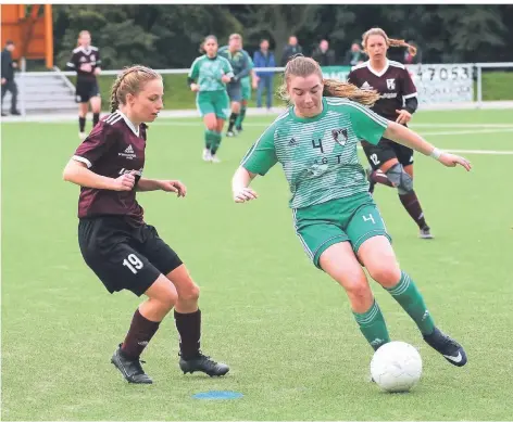  ?? FOTO: OPPITZ ?? Pia Langhals (r.) erzielte das Tor zur zwischenze­itlichen 2:0-Führung des Duisburger FV 08 gegen den SV Brünen. Der DFV siegte mit 2:1.