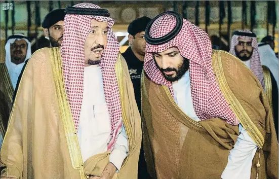  ?? HANDOUT / REUTERS ?? El rey Salman, junto a su hijo y heredero, Mohamed bin Salman, el miércoles antes de la partida del primero de Riad hacia Medina