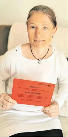  ?? FOTO: PRIVAT ?? Angelika Heckmann mit der „roten Karte“des Landratsam­tes.