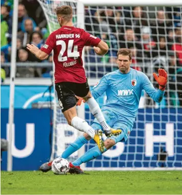  ?? Foto: Pförtner, dpa ?? Andreas Luthe überzeugte auch außerhalb des Strafraume­s. Hier stoppt er 96-Stürmer Niklas Füllkrug.