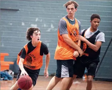  ?? KELVIN GREEN/THREE RIVERS EDITION ?? Newport’s Dawson Vanwinkle, center, sets a screen for Lakota Loftis, No. 24, as he dribbles around teammate TJ Harris.