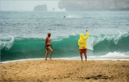  ??  ?? O incidente aconteceu na praia da Nazaré numa altura em que os nadadores-salvadores tinham iniciado o serviço