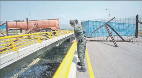  ??  ?? La frontera colomboven­ezolana fue bloqueada ayer por el chavismo para evitar el ingreso de asistencia humanitari­a.