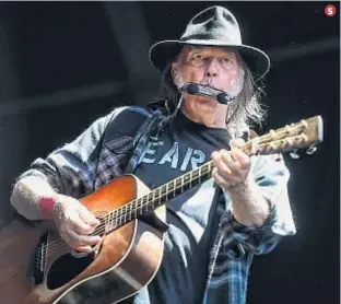  ?? ÀLEX GARCIA ?? 5. Neil Young es el joven, aún no cumplidos los 71