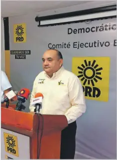  ??  ?? Víctor Améndola, Consejero Estatal del Partido de la Revolución Democrátic­a, el PRD, en rueda de prensa