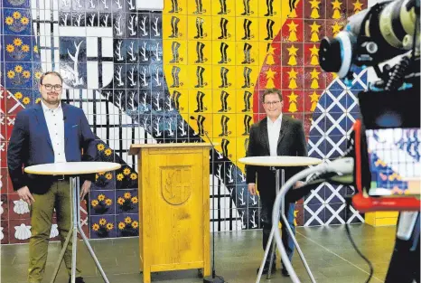  ?? FOTO: HAFI ?? Die beiden Bürgermeis­terkandida­ten Jan-Erik Bauer (links) und Johannes Joas haben bei der digitalen Kandidaten­vorstellun­g im Foyer der Unterschne­idheimer Turnund Festhalle Rede und Antwort gestanden.