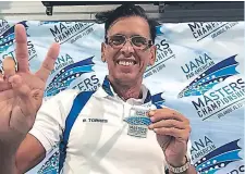  ??  ?? METAL. El hondureño Rodolfo Torres Lazo (de 65 años) conquistó ayer una medalla de plata en los Máster Panamerica­nos.
