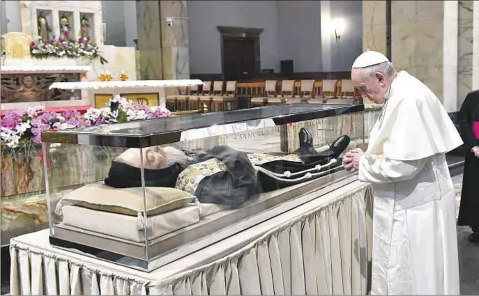  ?? Fotos: CNS ?? El Papa Francisco, en oración, ante el cuerpo de san Pío de Pietrelcin­a, en la iglesia de Santa María de las Gracias, en San Giovanni Rotondo