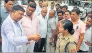  ?? HT PHOTO ?? BJP workers argue with Shreshtha Thakur, a senior police officer in Bulandshah­r, on Friday.