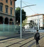  ??  ?? Come sarà
Nelle immagini: sopra, la fermata in piazza della Libertà: la piazza diventerà punto di incrocio di varie linee. A lato: la sistemazio­ne in viale don Minzoni, poi i binari passessaro­no sotto piazza delle Cure