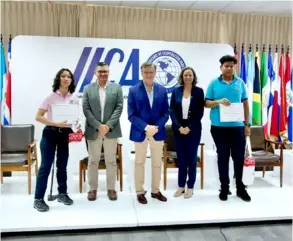  ?? ?? Ehyni Rodríguez, de 17 años (izquierda), y Yeikol Ortiz, de 14 años (derecha), recibieron un reconocimi­ento nacional del IICA por el proyecto de producción de leche de cabra. COrTEsÍA