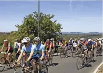  ??  ?? La balade Marcel-Jourde de 2017. Casquettes, bérets, mais des casques récents, quand même.