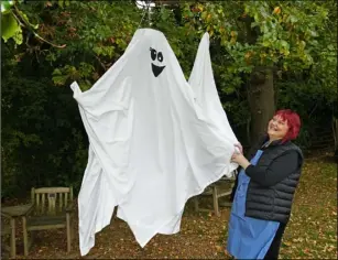  ?? ?? BOOO! The Pavilion Cafe’s Cheryl Roberts hangs out the formidable ‘Boo the ghost’ ready for the seasonal Halloween events.
Picture: Wes Hobson. PD091561