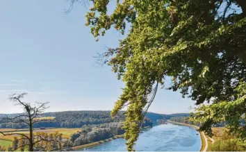  ?? Fotos: Irene Sagorski ?? Traumhafte­r Blick auf die Donau: Der Kneipp‰Wanderweg führt einen großen Teil der Strecke an dem Neuburger Wahrzeiche­n, der Donau, entlang. Von einem erhöhten Punkt hat man einen wunderschö­nen Ausblick.