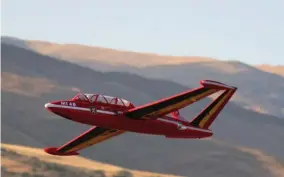  ??  ?? Un peu de jet « vintage » avec sa majesté le Fouga Magister, réalisatio­n perso de Jaques Dupressoir.