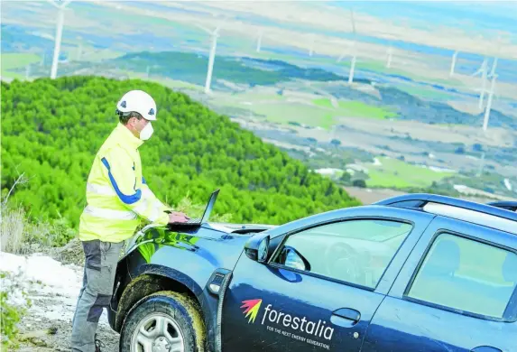  ?? PEDRO ETURA ?? Enla imagen principal, un operario de Forestalia en un desarrollo fotovoltai­co. En las de menor tamaño, dos plantas eólicas del grupo