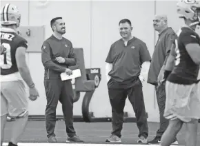  ?? USA TODAY NETWORK-WISCONSIN ?? Packers coach Matt LaFleur, general manager Brian Gutekunst and defensive coordinato­r Mike Pettine talk during an April 2019 practice. Sunday’s practice will be a game-like test for players fighting for a roster spot.