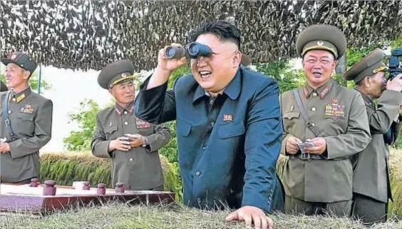  ?? KCNA / REUTERS / ARCHIVO ?? La enloquecid­a carrera de Kim Jong Un. El líder norcoreano, durante una visita a sus tropas en una imagen de archivo