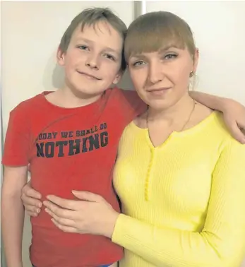  ?? FOTO: PRIVAT ?? „Ich will erleben, wie er aufwächst, ich will ihn auf eigene Beine stellen“: Alina Golovko mit ihrem zehnjährig­en Sohn Roman.