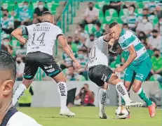  ?? Foto: Archivo / EXTRA y cortesía ?? Preciado marcó su primer gol en el duelo ante el equipo de Montero (c) y Valencia (i).