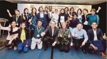  ??  ?? ENAM pasukan program Usahawan Sosial Muda (YSE)
Yayasan Antarabang­sa Singapura (SIF) yang menerima
peruntukan berkenaan.