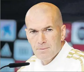  ?? FOTO: SIRVENT ?? Zidane sabe que si el Madrid pierde el Clásico, su posición quedará muy debilitada