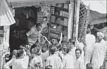  ?? KK CHAWLA/HT PHOTO ?? ▪ People thronging a grocery store on 07 June, 1972, when curfew was relaxed for a few hours in Aligarh, where communal riots had broken out.