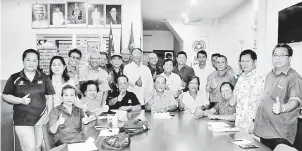  ??  ?? SEDIA: Andrew (duduk, tiga kanan) bersama ketua-ketua zon Unit Bumiputera UPP Bawang Assan selepas mesyuarat di Sibu, semalam.