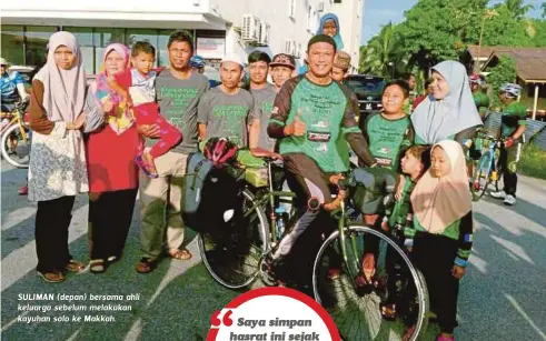  ??  ?? SULIMAN (depan) bersama ahli keluarga sebelum melakukan kayuhan solo ke Makkah.