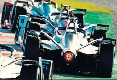  ??  ?? Monoplazas de Fórmula E durante los test de pretempora­da que tuvieron lugar en Valencia en diciembre.