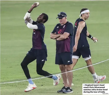  ?? Aijaz Rahi ?? > England team’s head coach Chris Silverwood watches Jofra Archer bowl during the tour of India