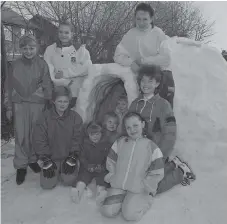  ??  ?? Youngsters from the Pantiles in Concord, Washington, with the igloo they built.