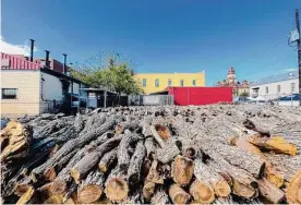  ?? Photos by J.C. Reid/contributo­r ?? Wood is piled outside the 1920s building that houses Smitty’s Market.